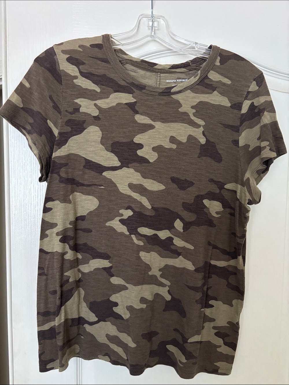 Banana Republic Women’s Green Camo Crewneck Tee